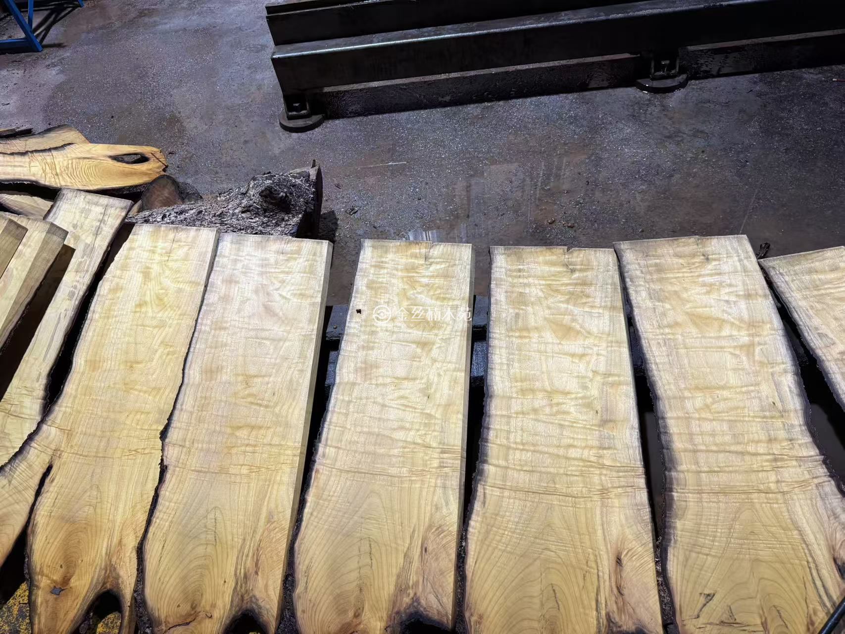 精品满花水波闪电纹理。小叶金丝楠木板材(图2)